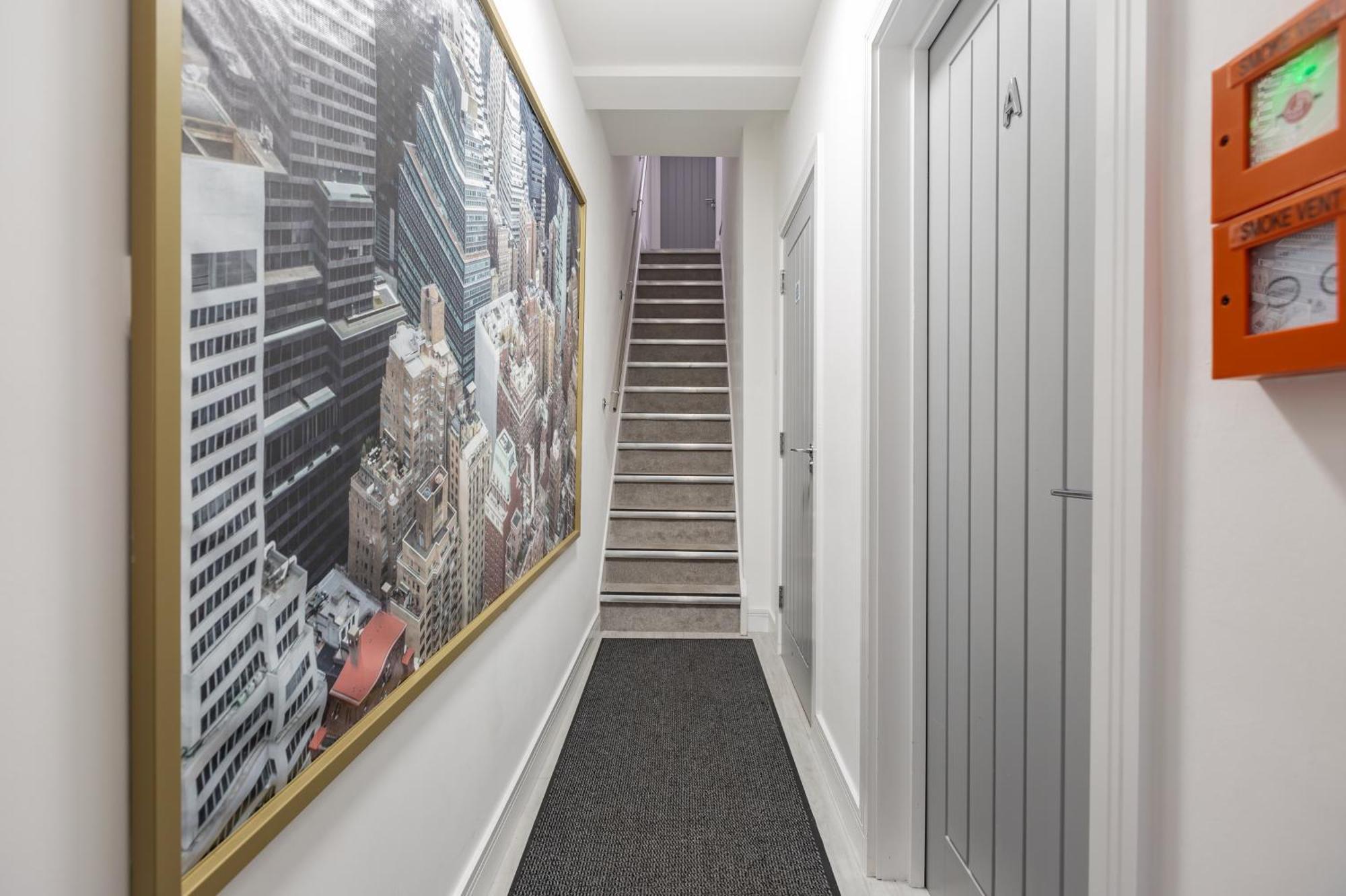 Pembroke Heights Aparthotel Chatham  Buitenkant foto