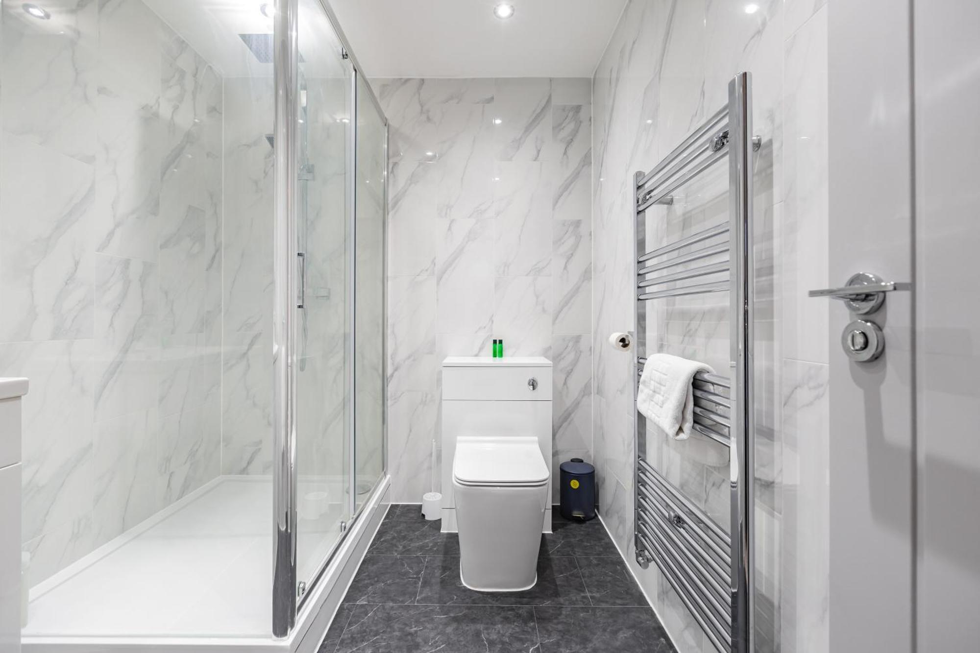 Pembroke Heights Aparthotel Chatham  Buitenkant foto