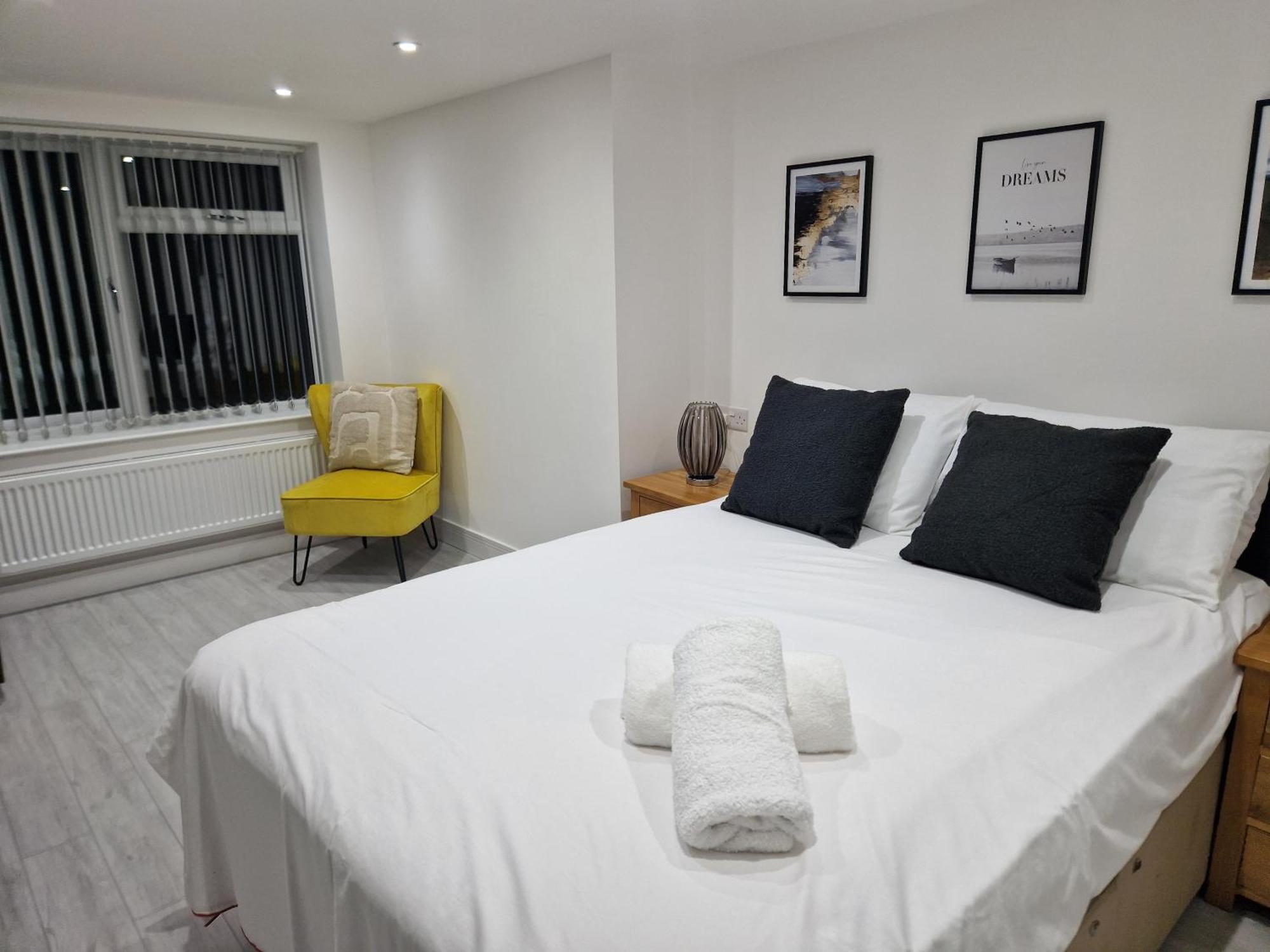 Pembroke Heights Aparthotel Chatham  Buitenkant foto