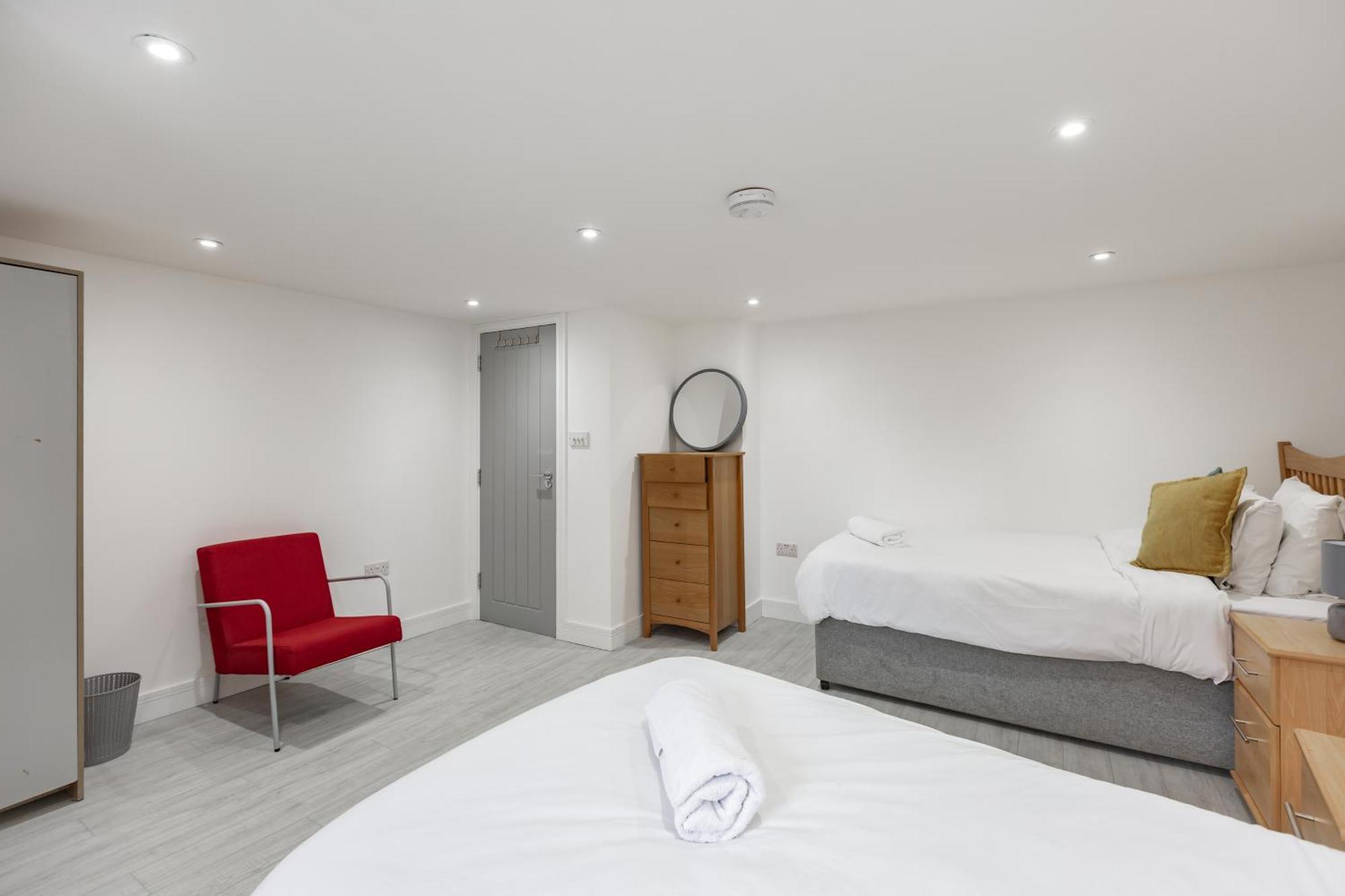 Pembroke Heights Aparthotel Chatham  Buitenkant foto