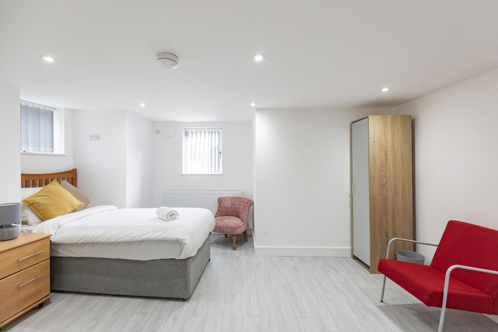 Pembroke Heights Aparthotel Chatham  Buitenkant foto