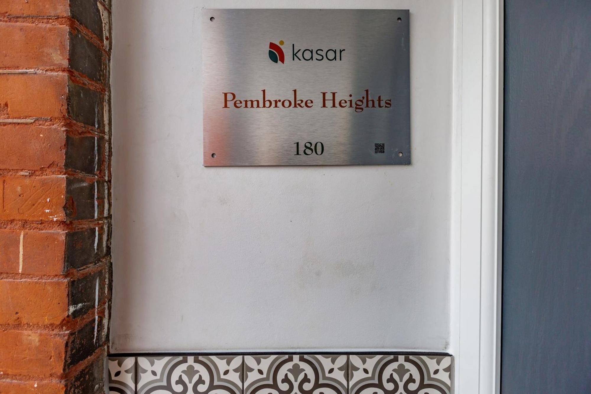 Pembroke Heights Aparthotel Chatham  Buitenkant foto
