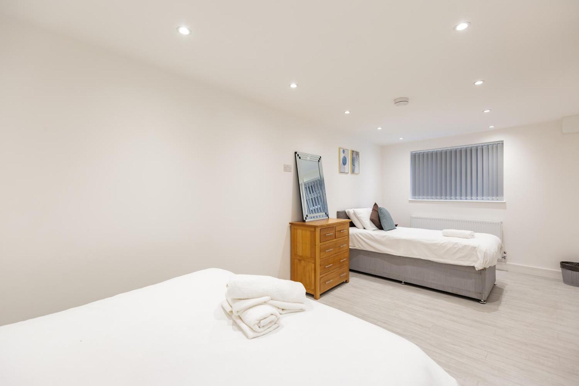 Pembroke Heights Aparthotel Chatham  Buitenkant foto