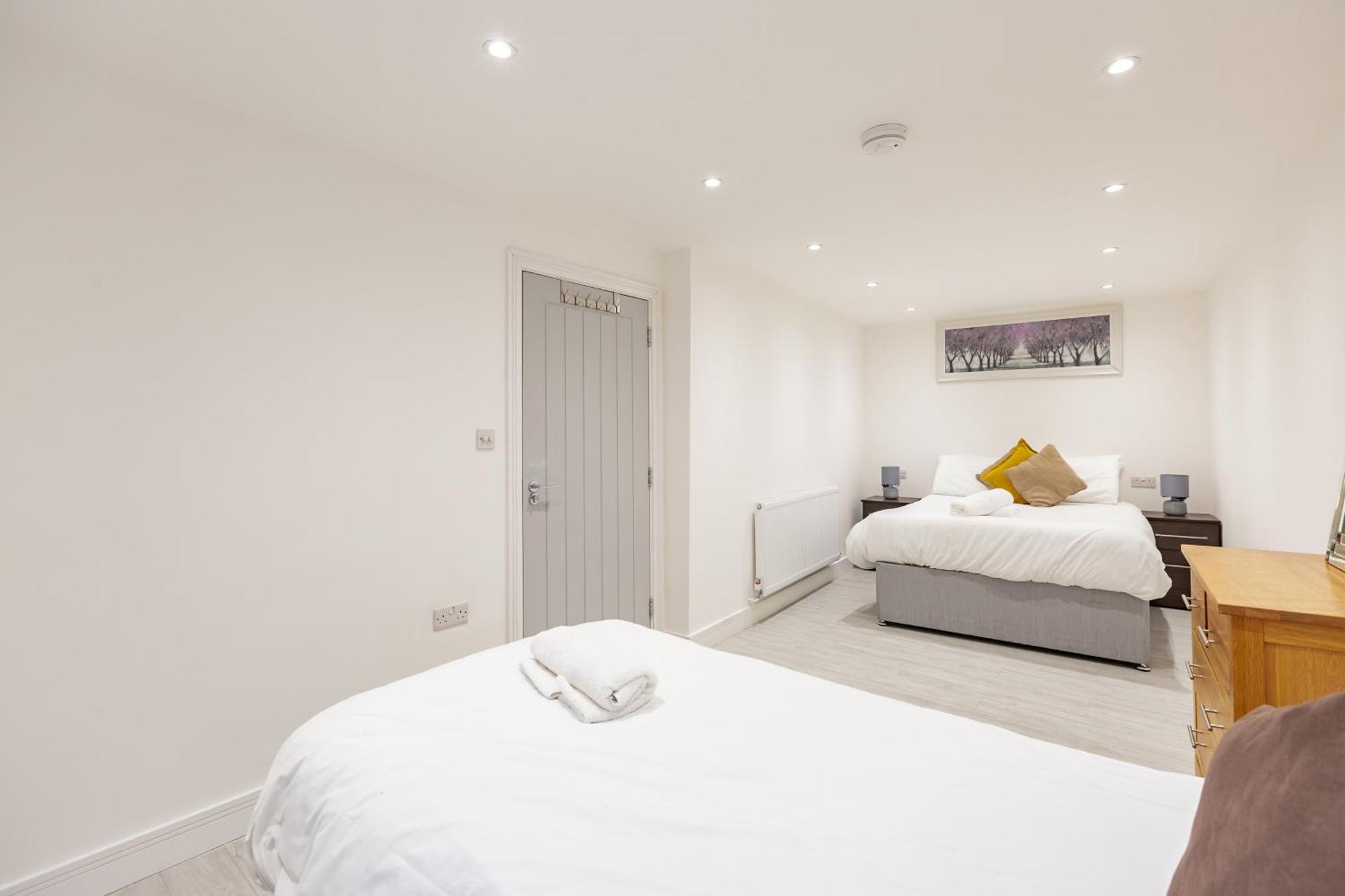 Pembroke Heights Aparthotel Chatham  Buitenkant foto